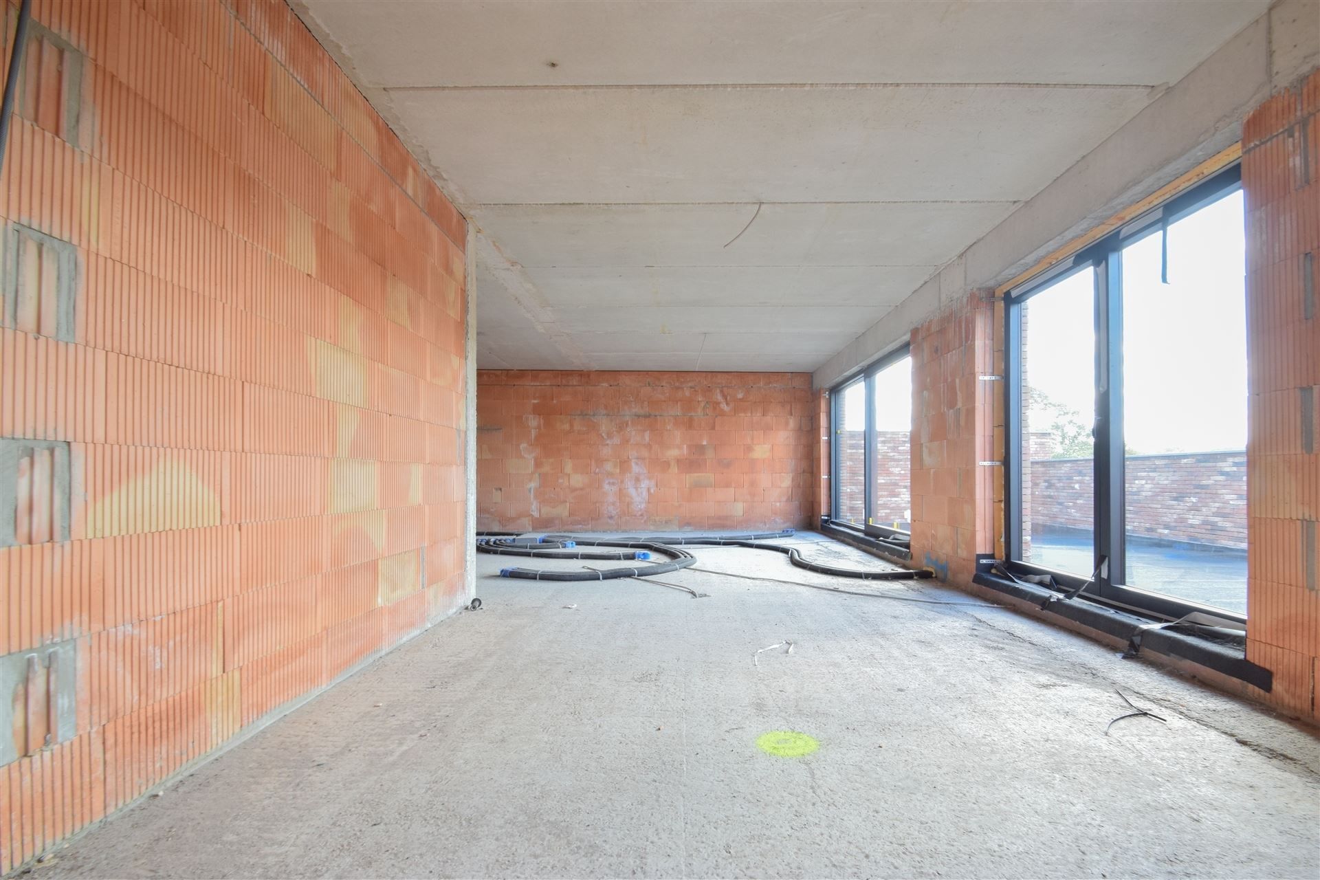 Ruim casco appartement met terras en autostaanplaats. foto 9