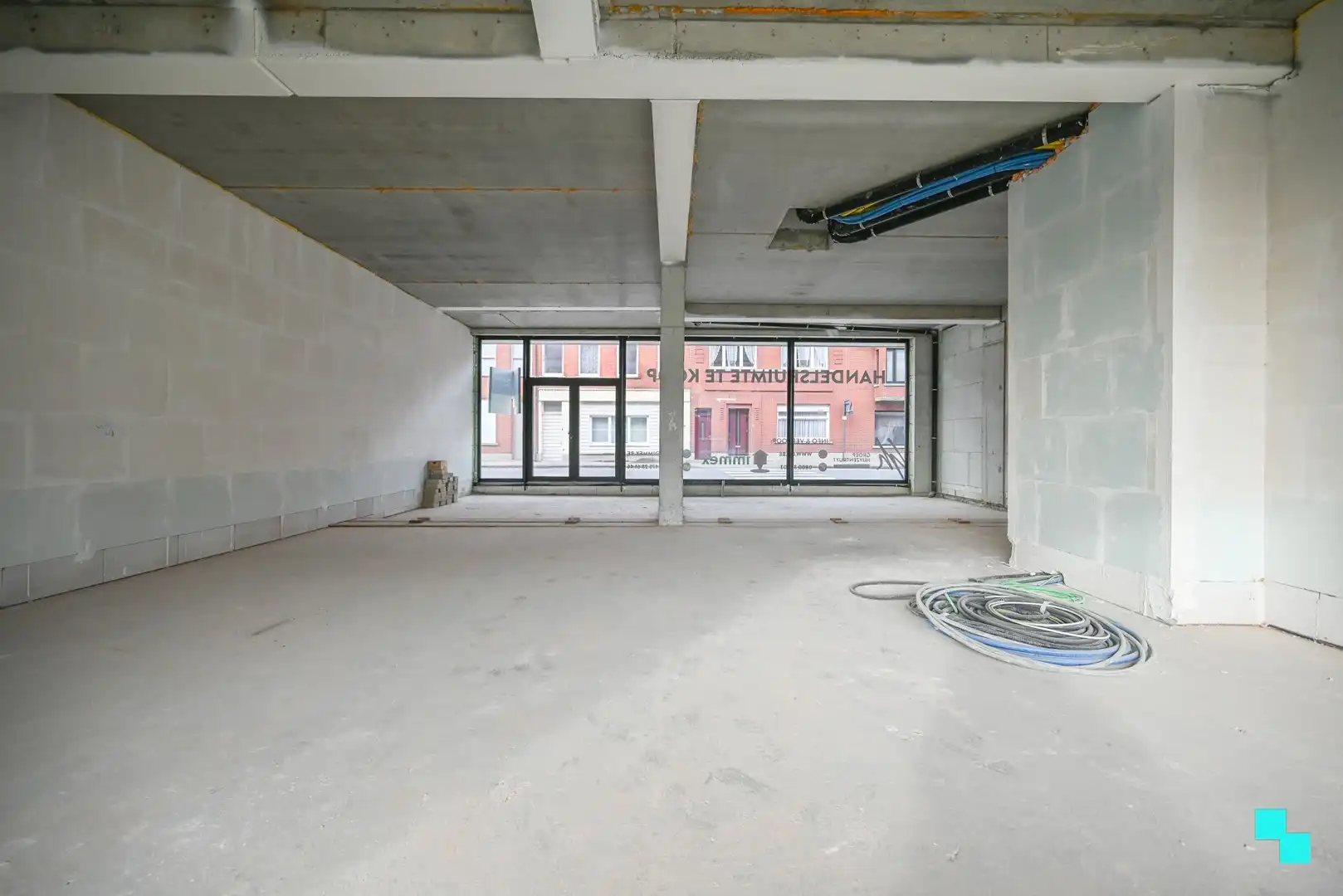 Centraal gelegen handelsruimte met ruime parkeermogelijkheid! foto 6