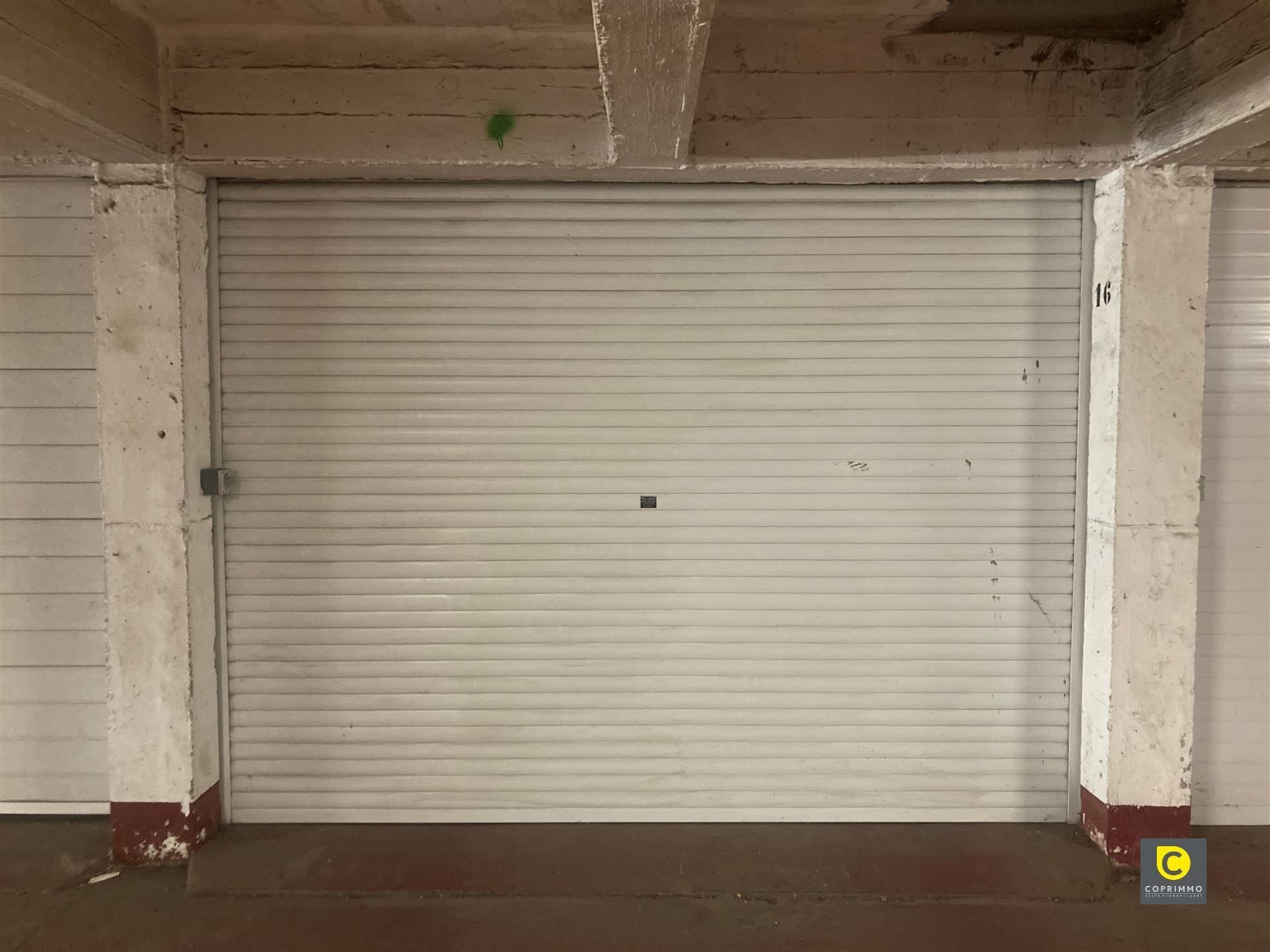 Ruime garagebox met automatische poort te Fruithoflaan!  foto 4