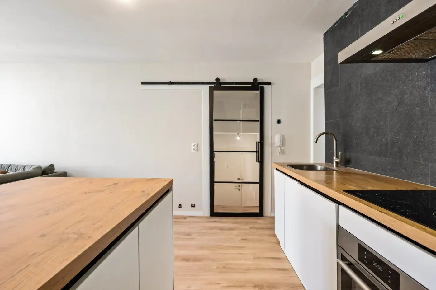 Instapklaar app. op 1ste verd. met 2 slpk. en autostaanplaats foto 11