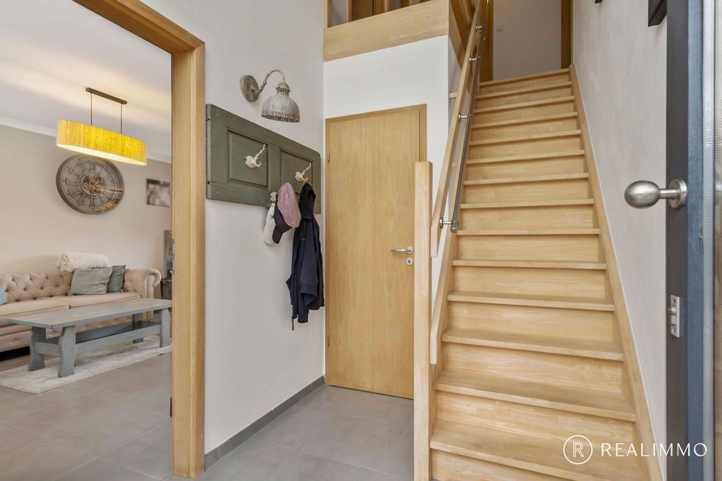 Recente halfopen woning in rustige straat! foto 9