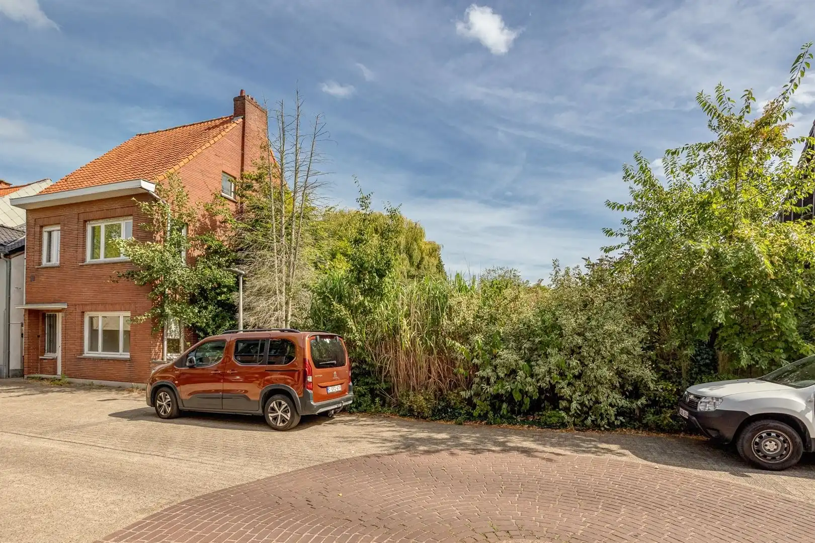 Bouwgrond voor halfopen woning in kindvriendelijke straat foto {{pictureIndex}}