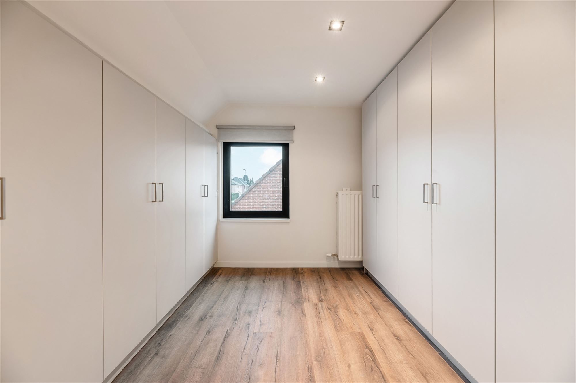 PRACHTIG GERENOVEERDE WONING MET RUIME GARAGE OP IDEALE LIGGING! foto 16