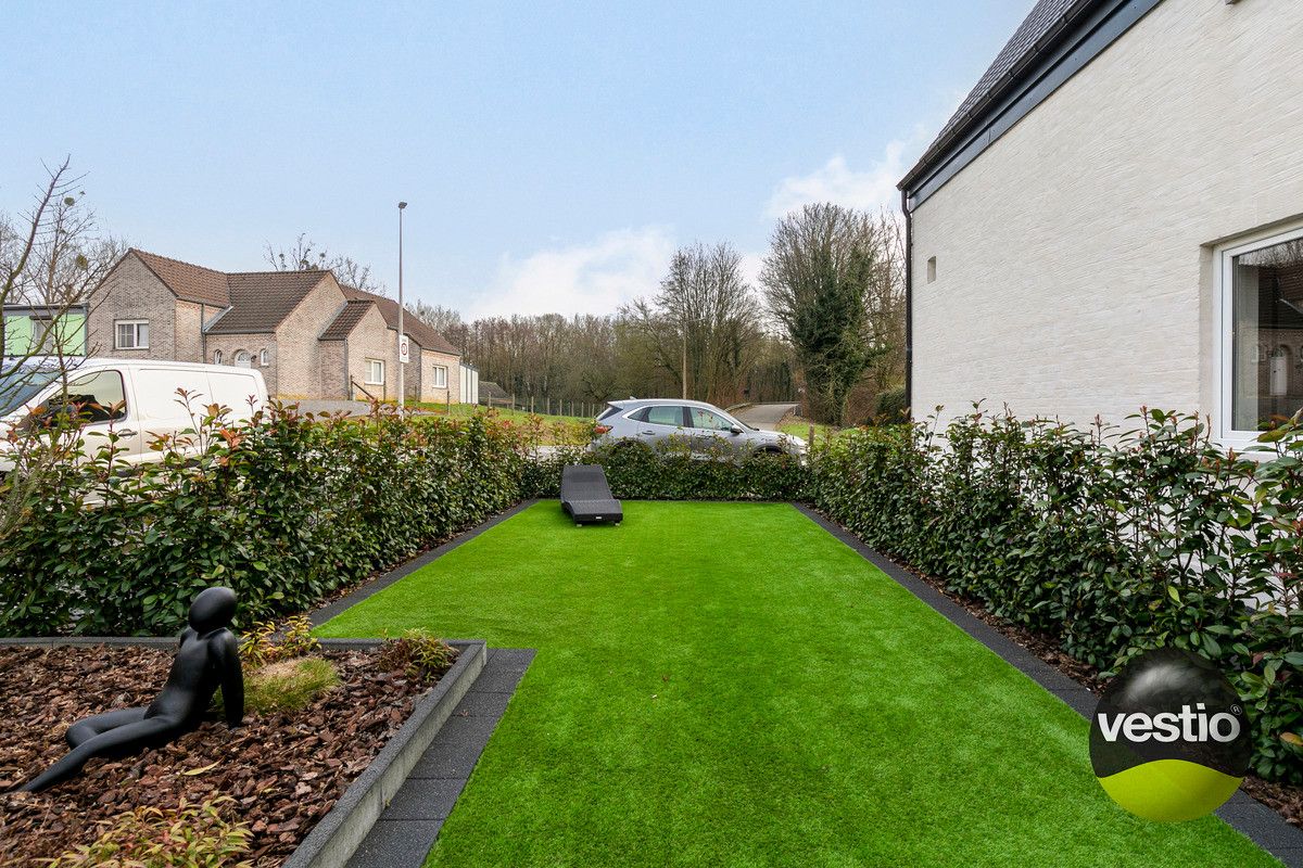 STIJLVOLLE VOLLEDIG GERENOVEERDE WONING OP 2A80CA TE RIJKHOVEN. foto 3