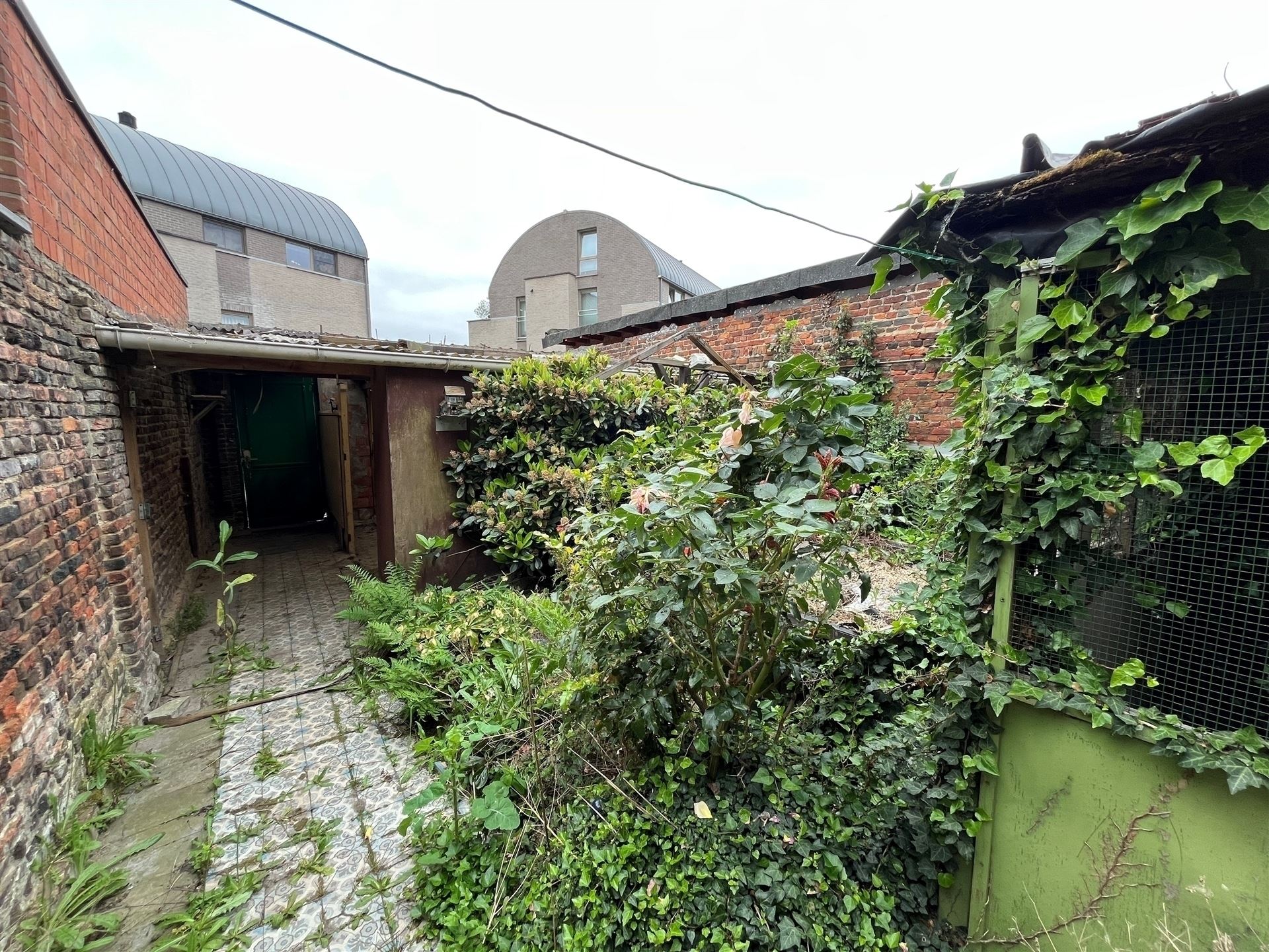 Totaal te renoveren gezinswoning met garage. foto 18