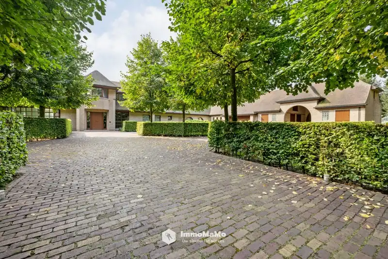 UNIEKE VILLA MET BINNENZWEMBAD EN PAARDENSTALLEN OP EEN TOPLOCATIE TE KOOP IN MENDONK (GENT) foto 2