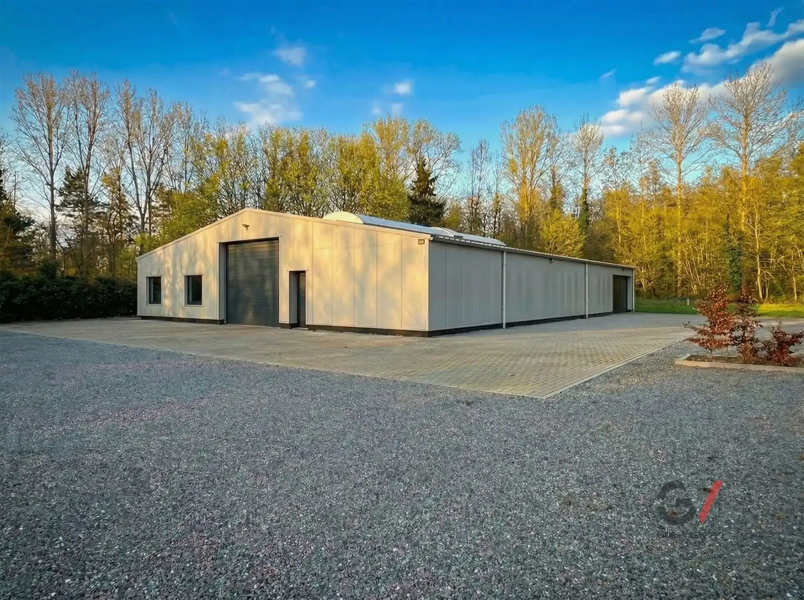 Gerenoveerde magazijnruimte met buitenruimte foto 2