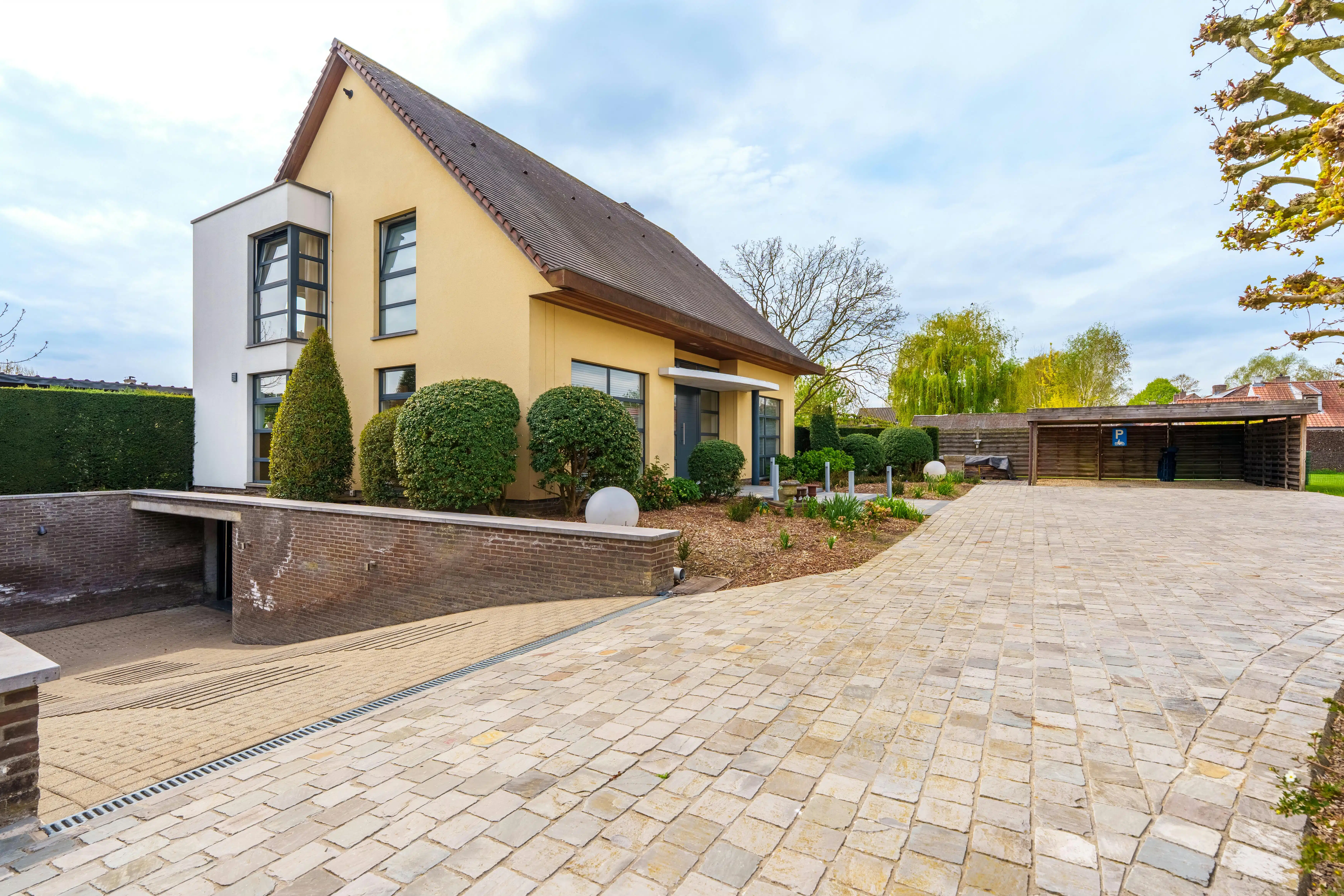 Villa op 2300 m² en vier slaapkamers te koop in Heule! foto 22