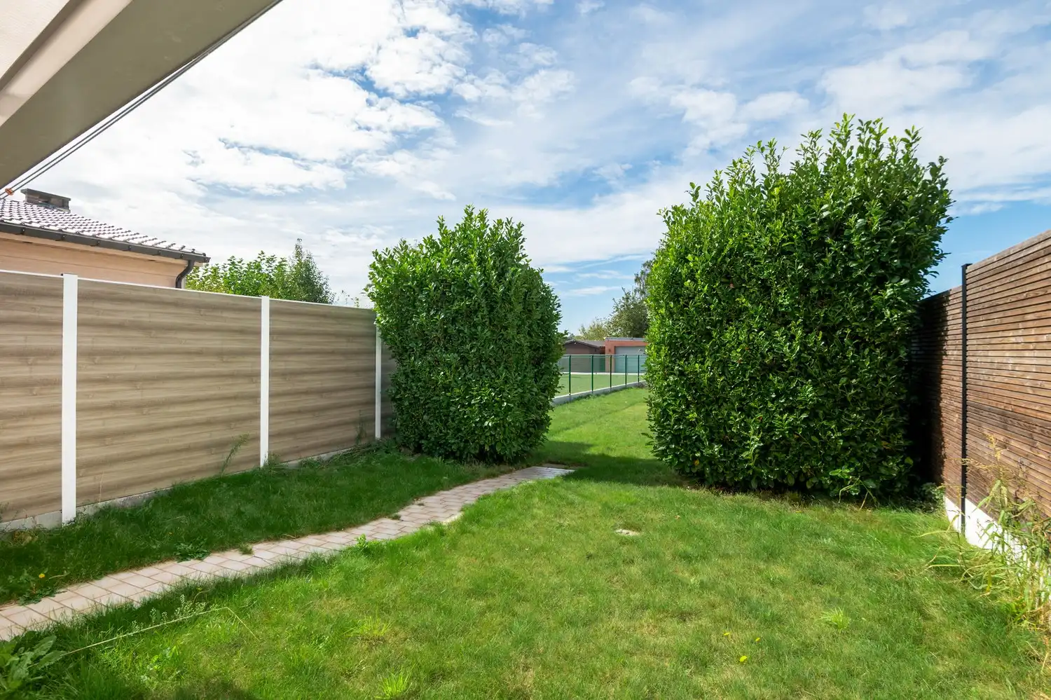 Instapklare woning met inpandige garage en grote tuin op een prima locatie in Kapelle-op-den-bos foto 6
