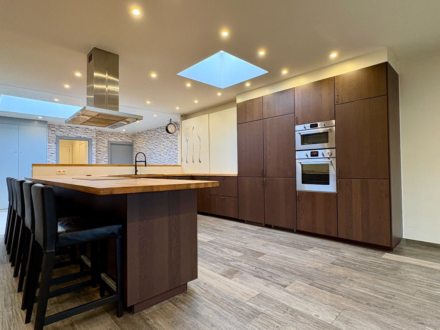 Totaal gerenoveerde woning met 305 m² bew. Opp., 4slks + gelijkvloerse kamer. foto 3