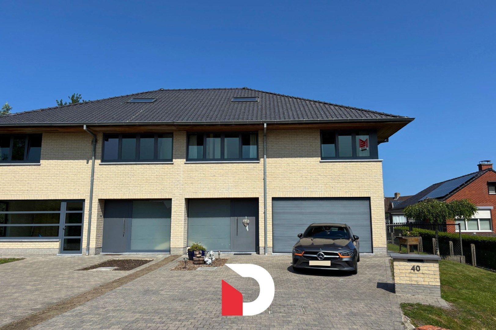 Halfopen woning met 3 slaapkamer, tuin en garage foto {{pictureIndex}}