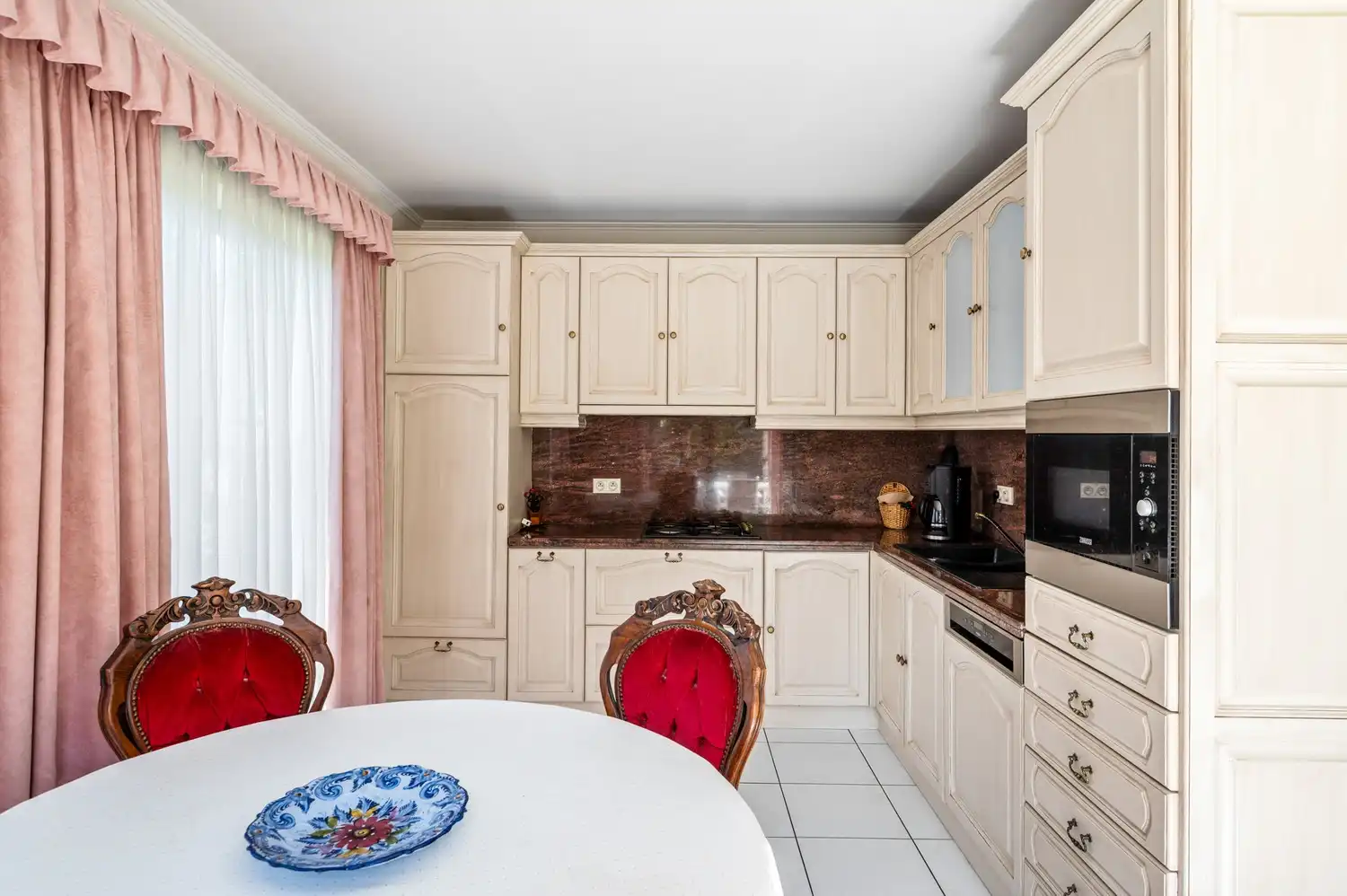 Ruime gezinswoning met 3 slaapkamers, veranda, garage en zonnige tuin foto 7
