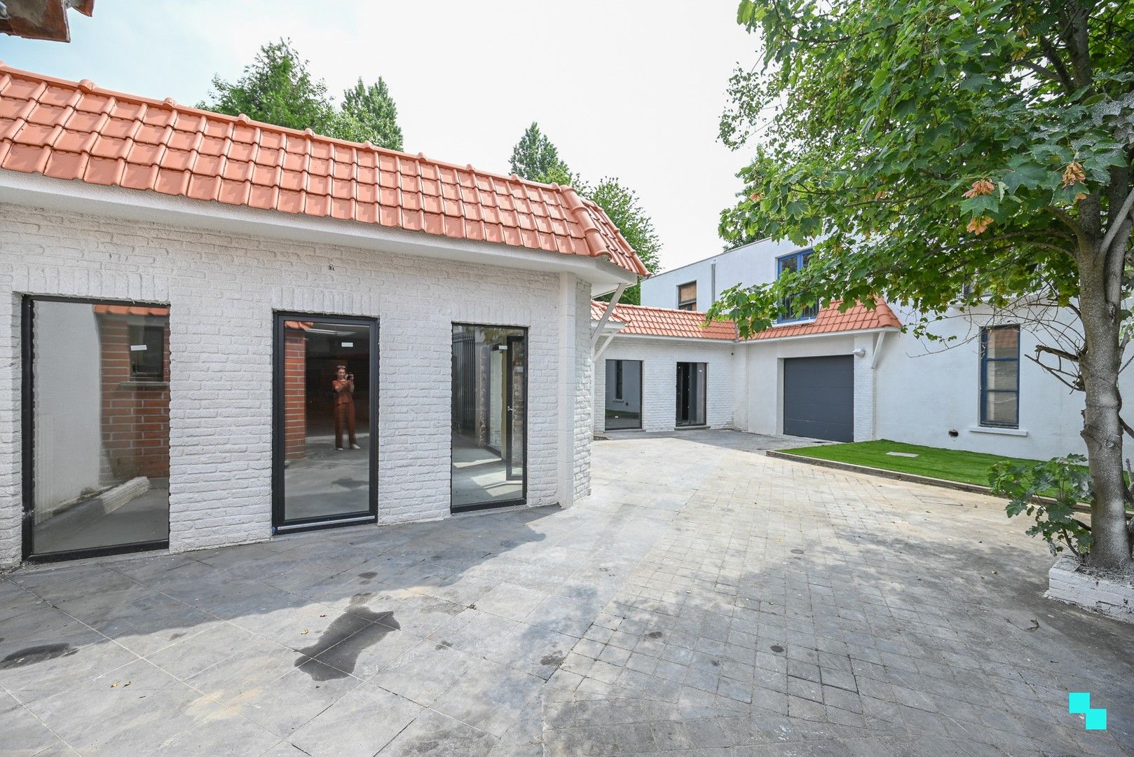 Toonzaal of bureelruimte met riante opslagruimte in hartje Kuurne op discrete ligging foto 7