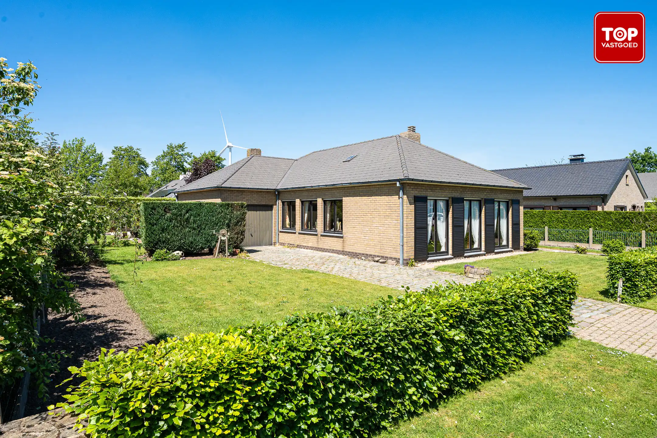 Op te frissen bungalow met 3 ruime slaapkamers en een zonnige tuin van circa 500 m² foto 2