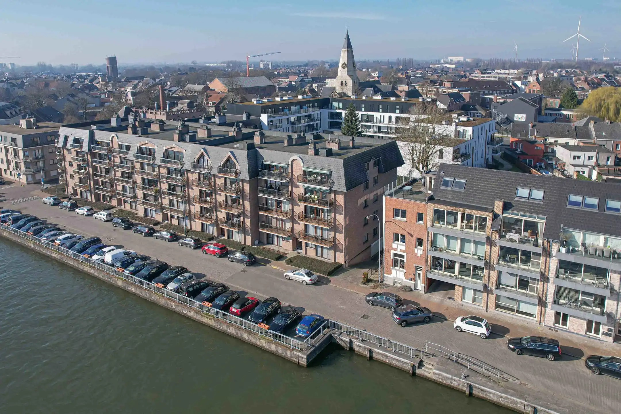 Lichtrijk appartement met terras en zicht op het water foto 23