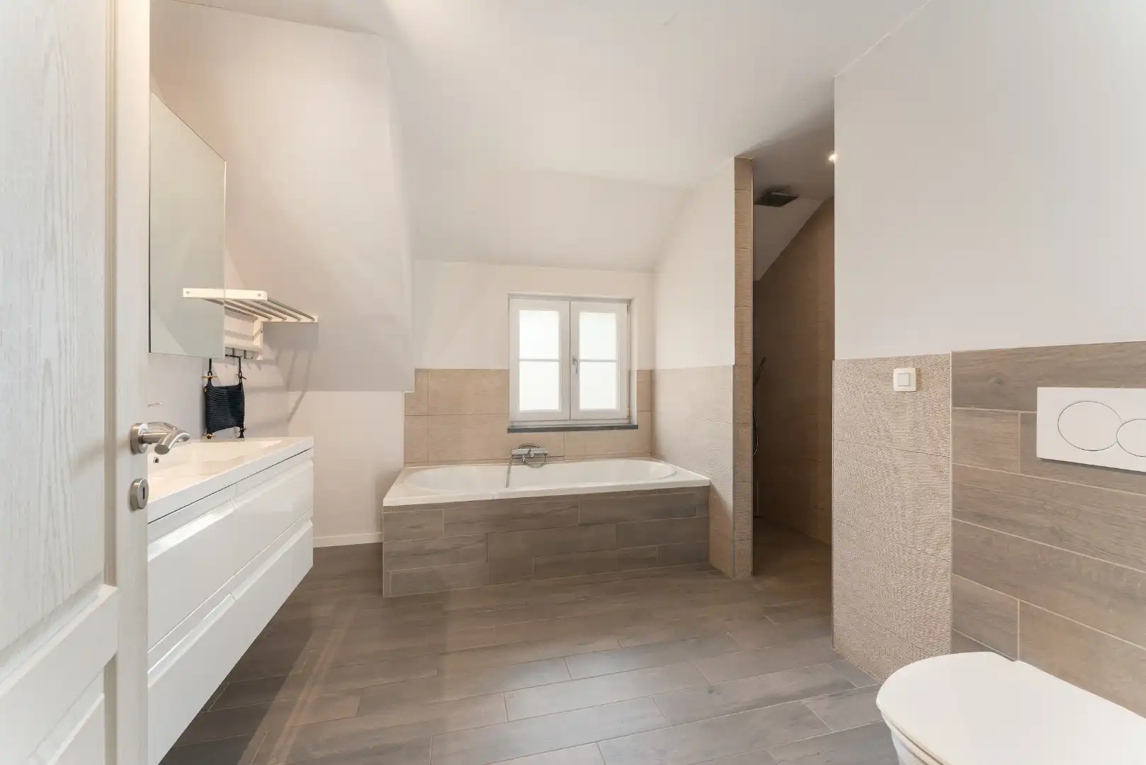 Ruime en recente halfopen bebouwing met 3 volwaardige slaapkamers foto 9