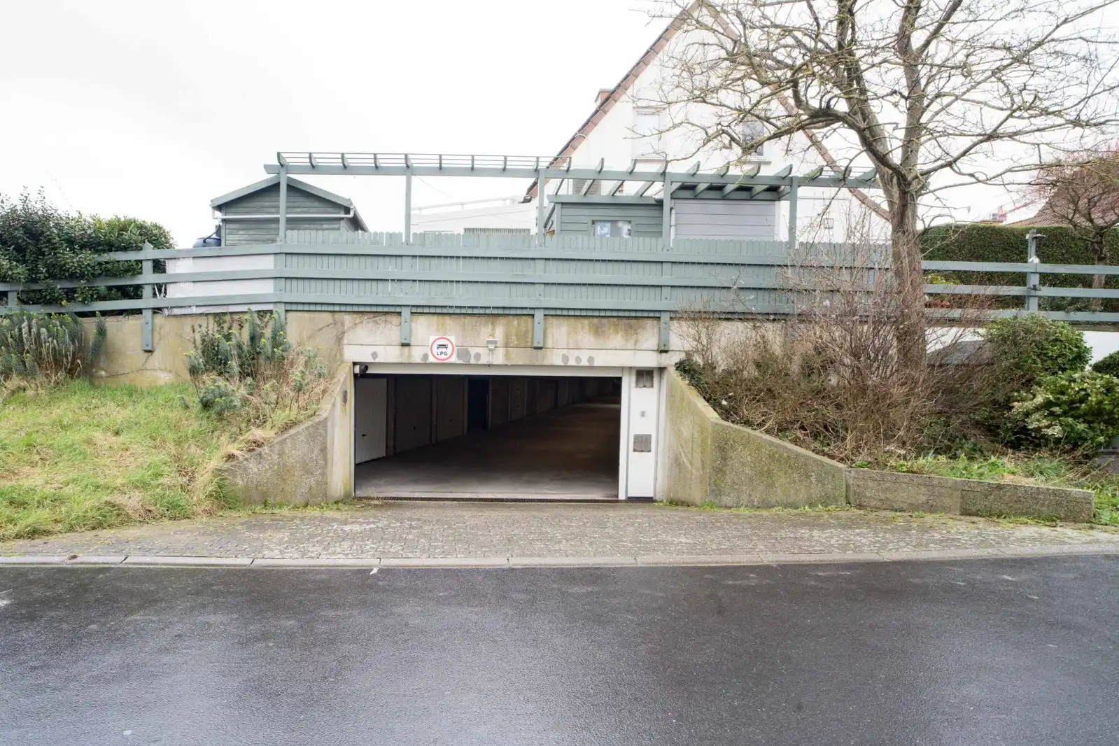 Ondergrondse, gemakkelijk bereikbare garage foto 3