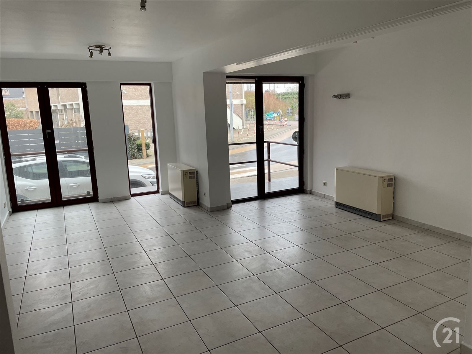 gelijkvloers flat met klein terras aan voorkant.  foto {{pictureIndex}}