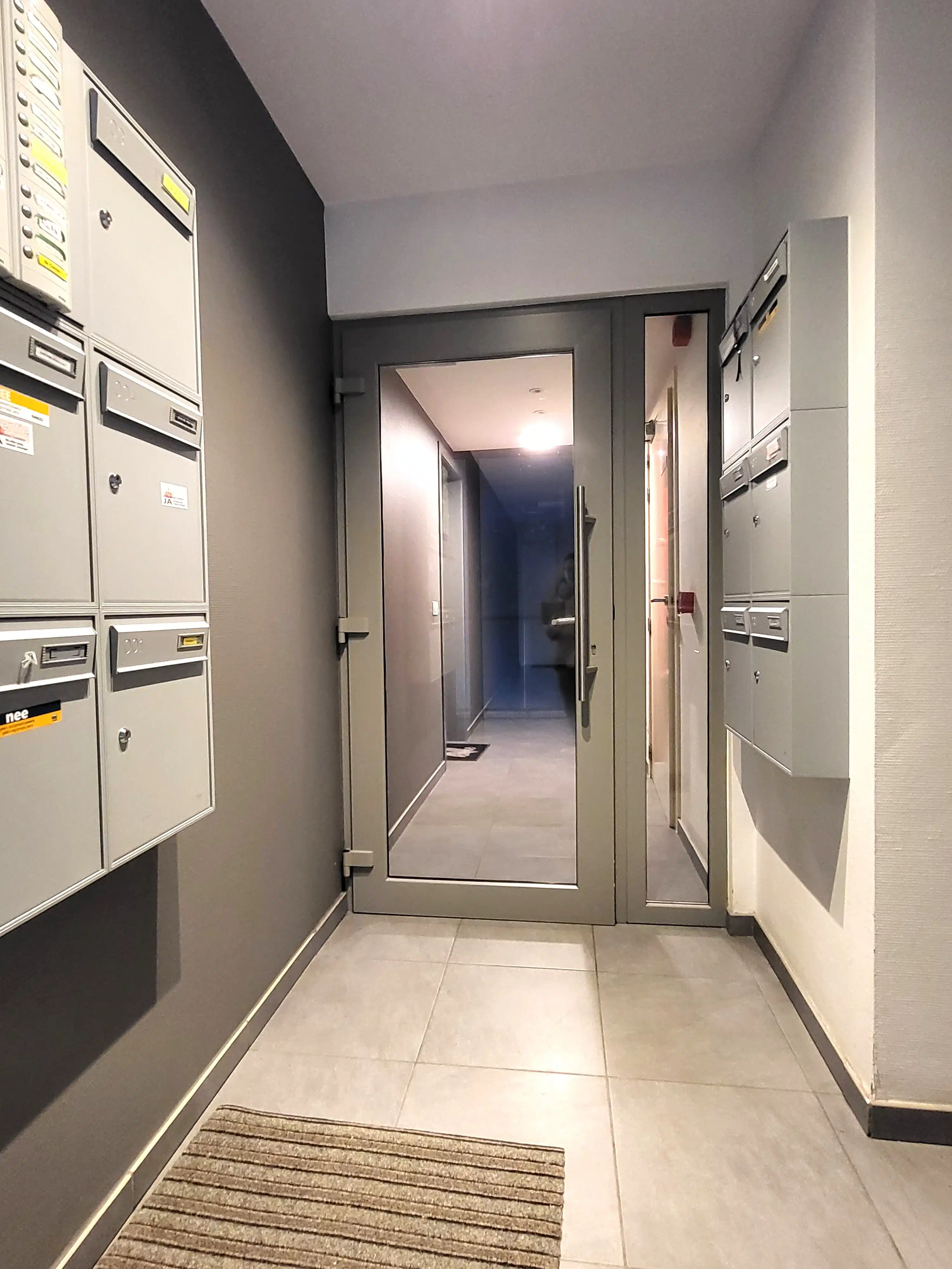 Dit aangename gelijkvloers appartement van bouwjaar 2010 is rustig gelegen in het dorp en biedt comfortabel wonen zonder gemeenschappelijke kosten.  foto 7