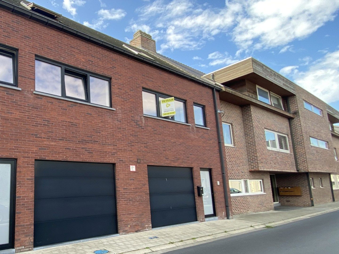 INSTAPKLARE RIJWONING MET 3 SLAAPKAMERS, GARAGE EN TUIN foto {{pictureIndex}}