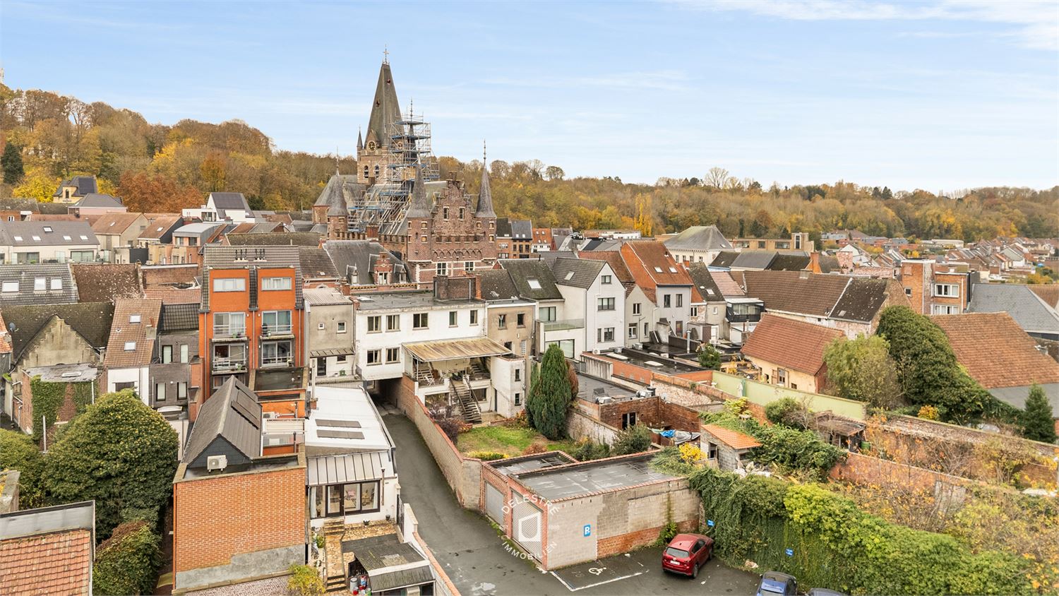 ERG RUIME MULTIFUNCTIONELE EIGENDOM MET 3 GARAGES foto 4