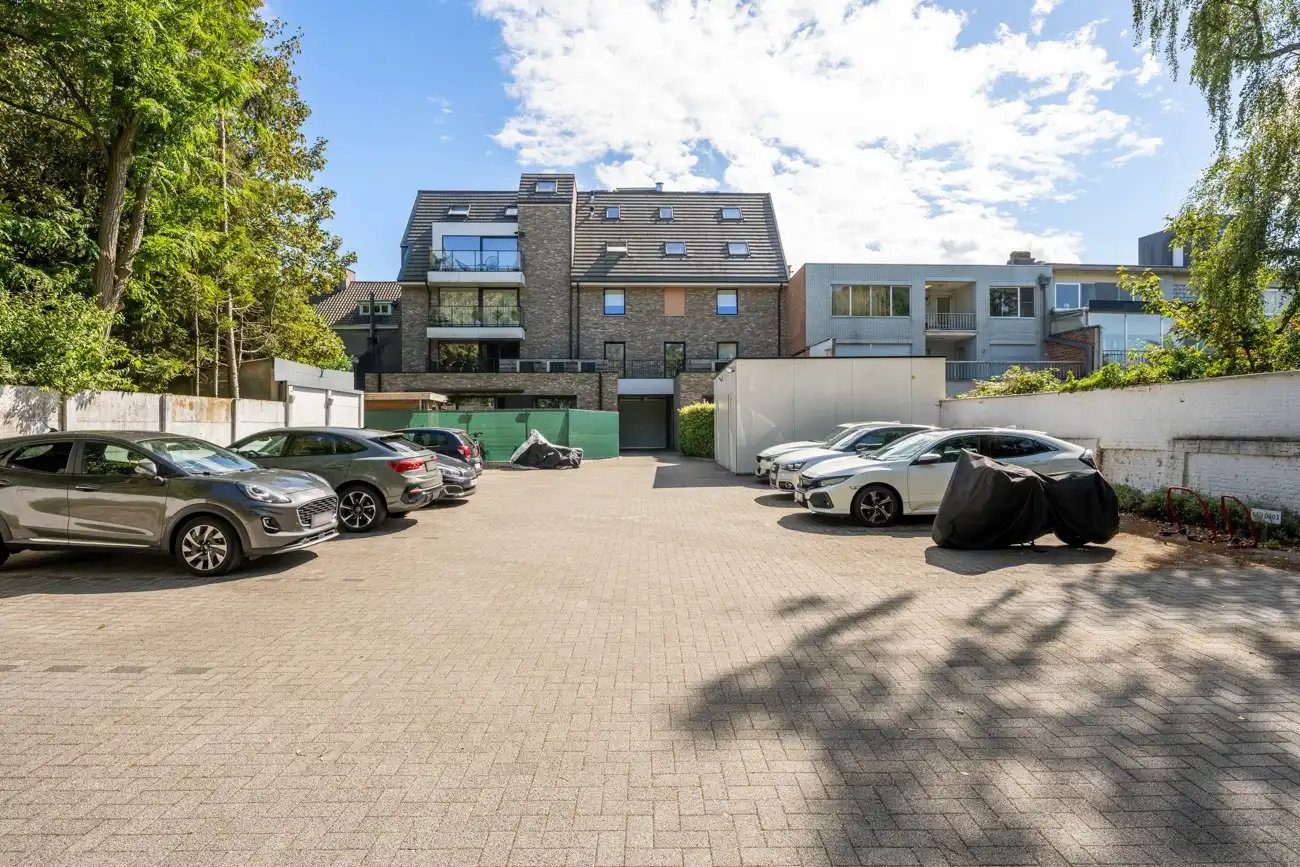 Recent nieuwbouwappartement met groot terras, stadstuintje en 2 autostaanplaatsen in het hartje van het vernieuwde dorp van Zeveneken! foto 17