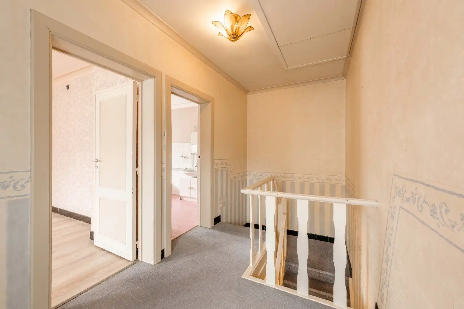 VERRASSEND RUIME WONING VLAKBIJ CENTRUM PITTEM foto 11