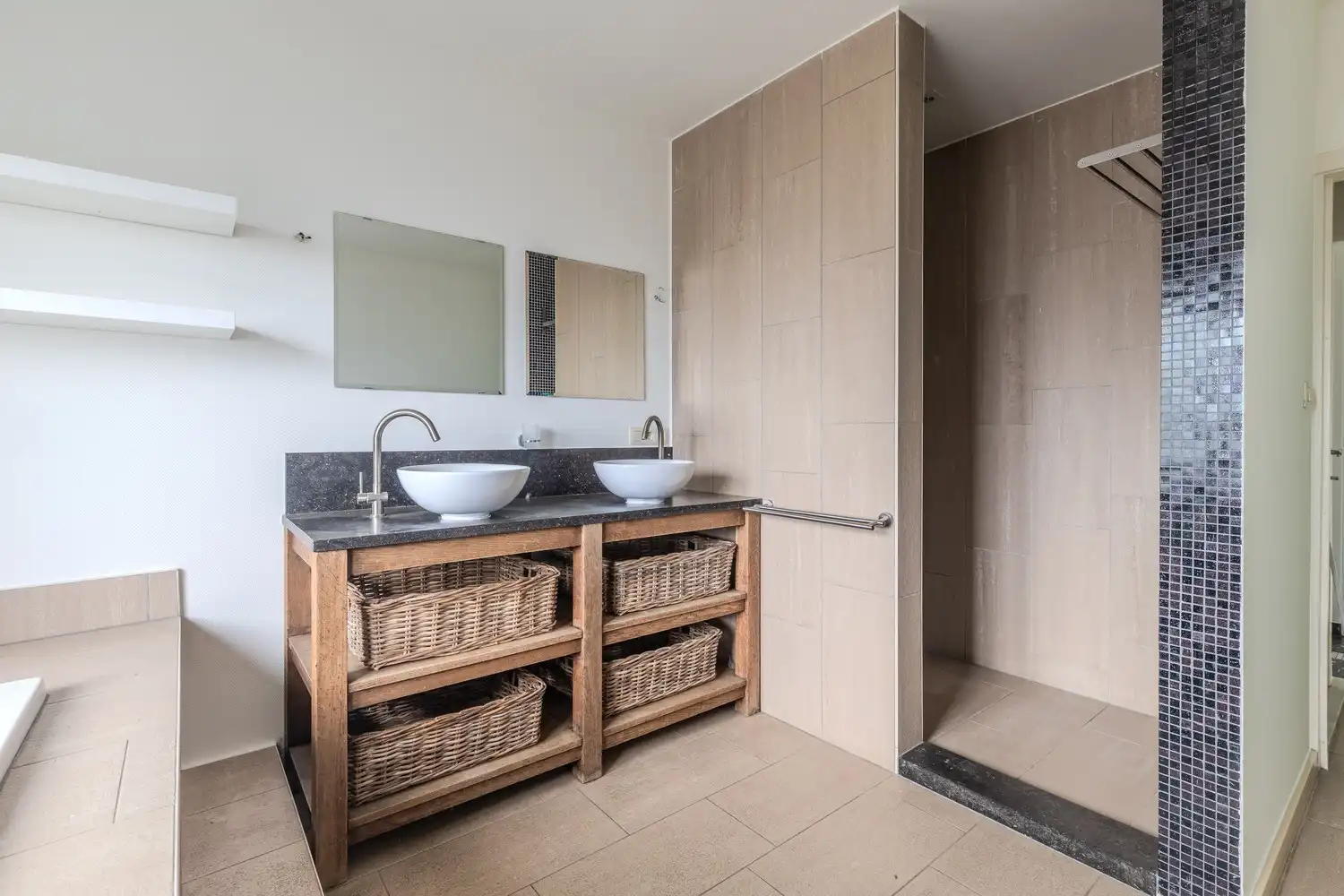 Instapklare woning op een ruim perceel van circa 8a8ca met tuin en garage op een gunstige locatie. foto 20