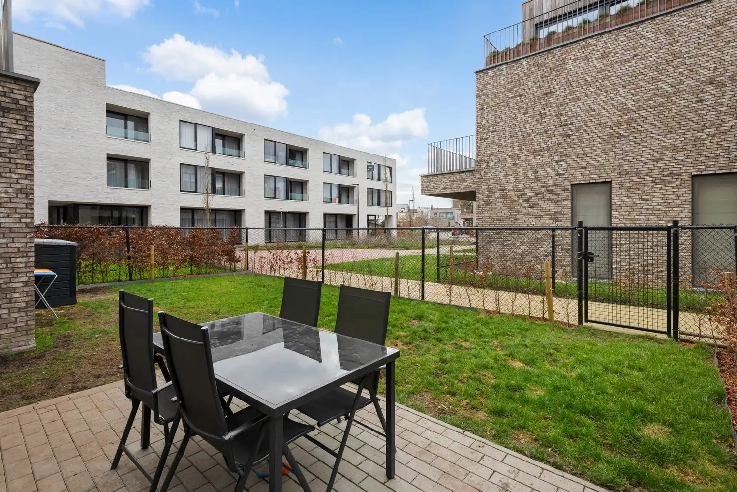 Instapklaar, recent gelijkvloers appartement met 2 slpks en tuin in Borsbeek! foto 2