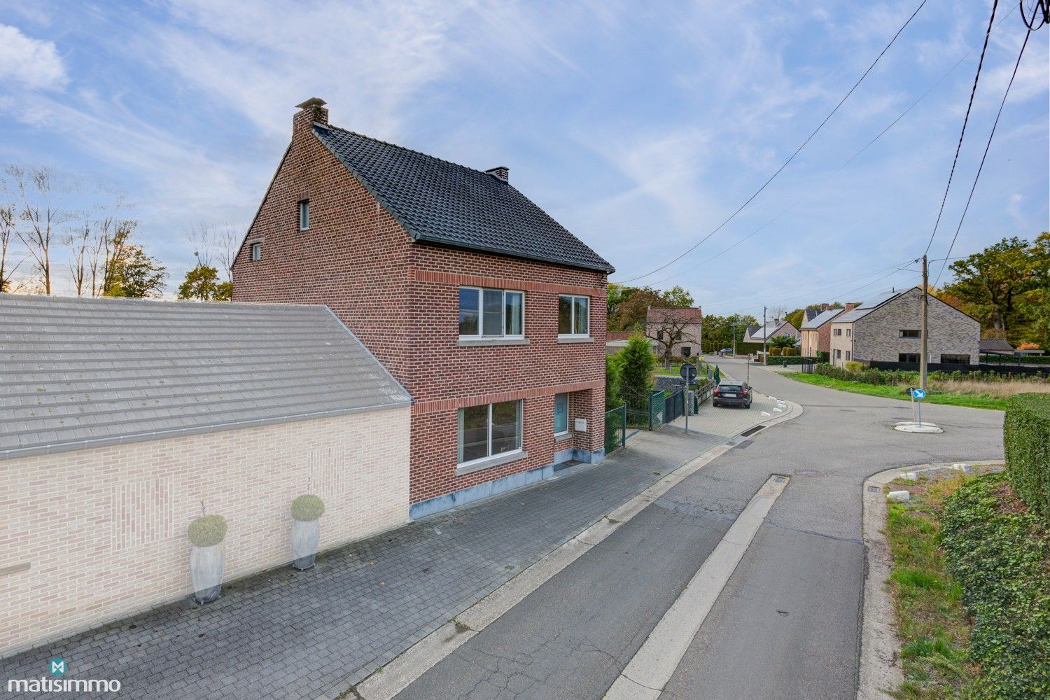 GEZINSWONING MET 3 SLAAPKAMERS, RUIME INPANDIGE GARAGE EN GROTE TUIN TE HOESELT foto 2