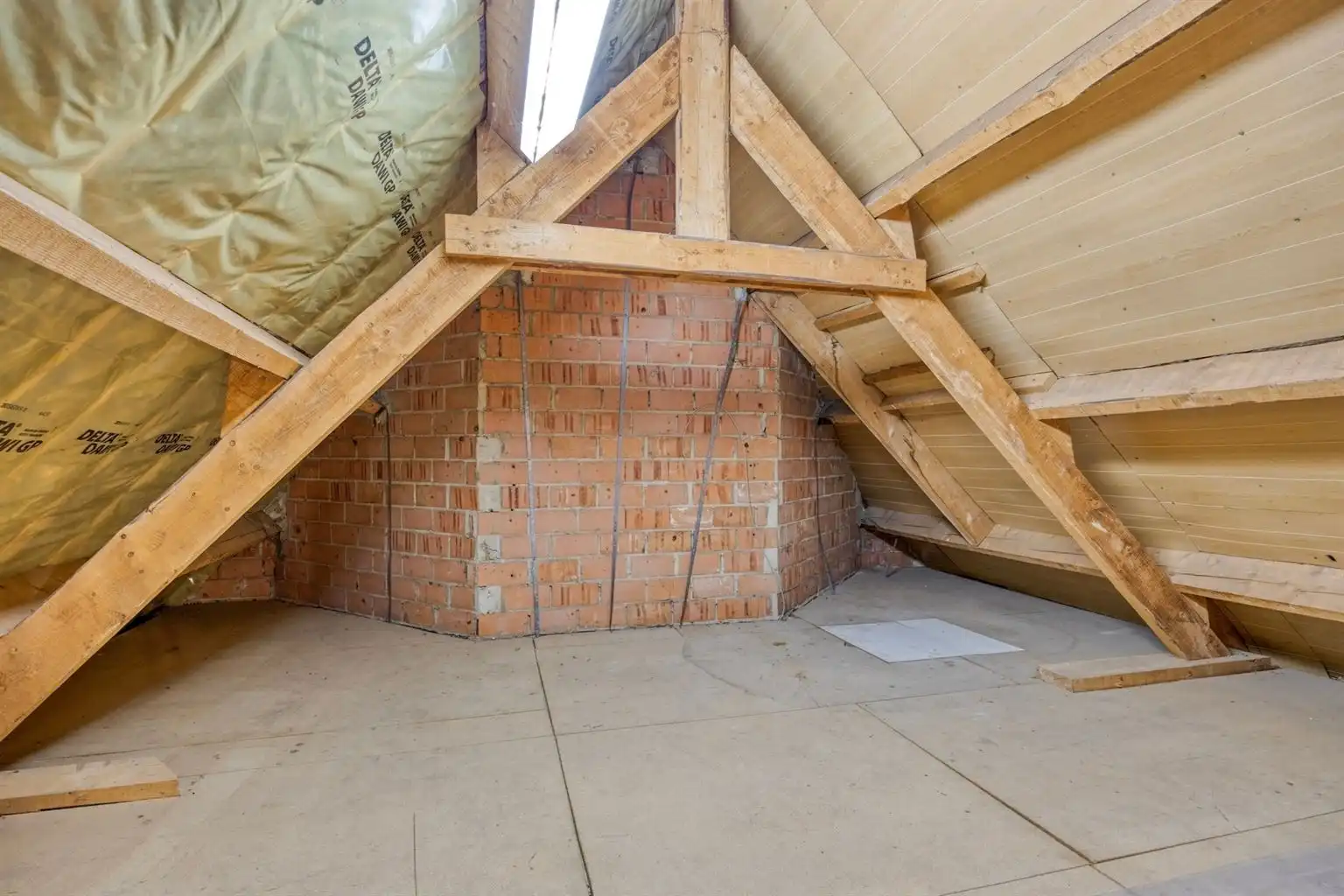 Toffe, vrijstaande split-level woning met 4 slaapkamers, inpandige garage, prachtig aangelegde tuin en zonnepanelen, rustig gelegen in het landelijke Ophoven.  foto 30