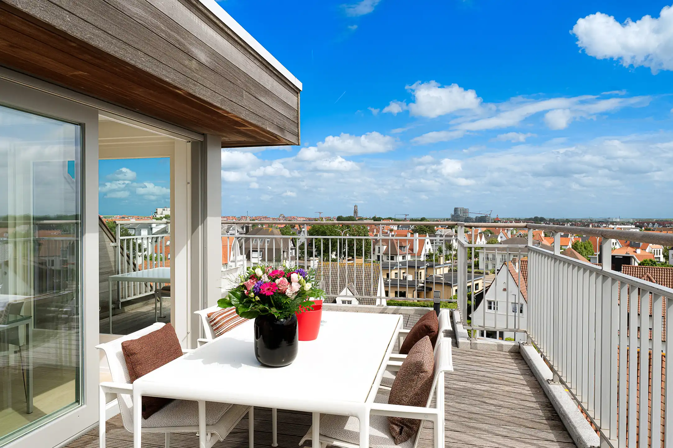 Zonnige penthouse met ruime terrassen en zijdelings zeezicht foto {{pictureIndex}}