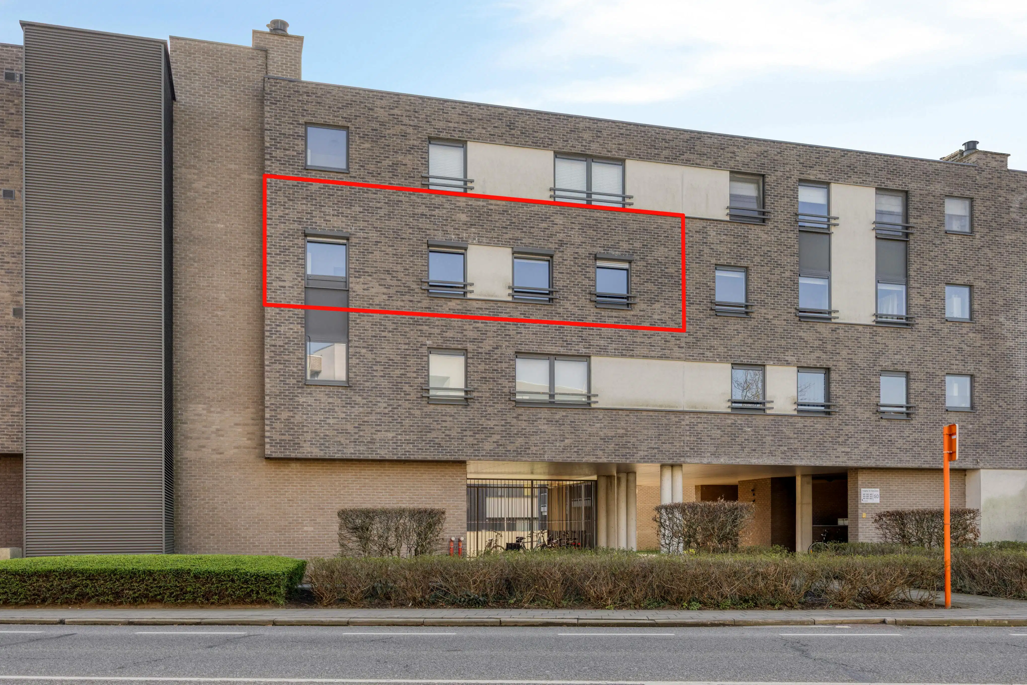 Goed onderhouden, ruim appartement te koop in centrum Maaseik foto {{pictureIndex}}