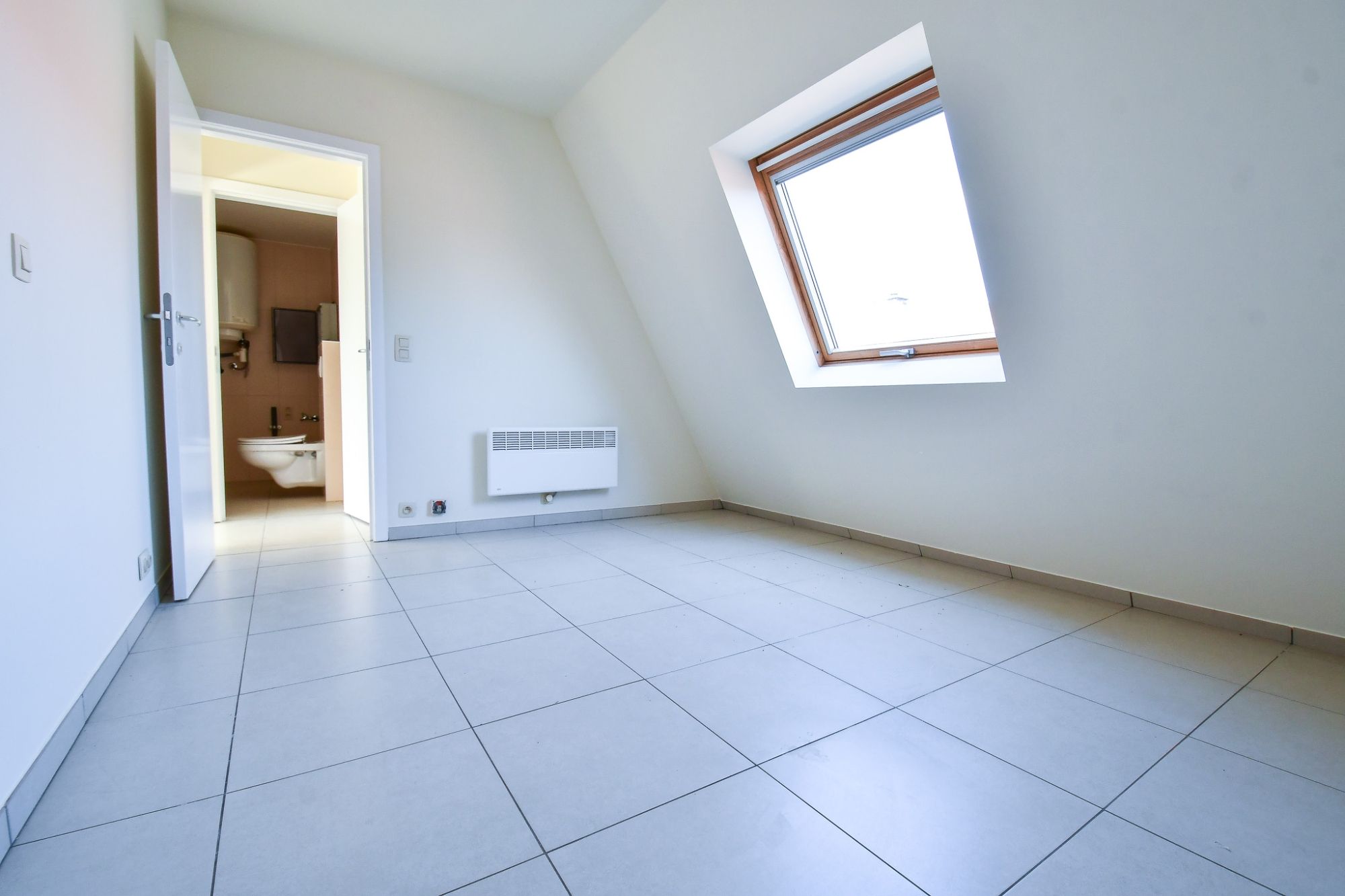 INSTAPKLAAR 2 slaapkamer appartement met terras incl. AUTOSTAANPLAATS en kelder foto 9