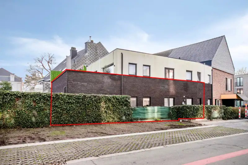 Ruim gelijkvloers appartement (2 slpk) met terras en tuin! foto {{pictureIndex}}