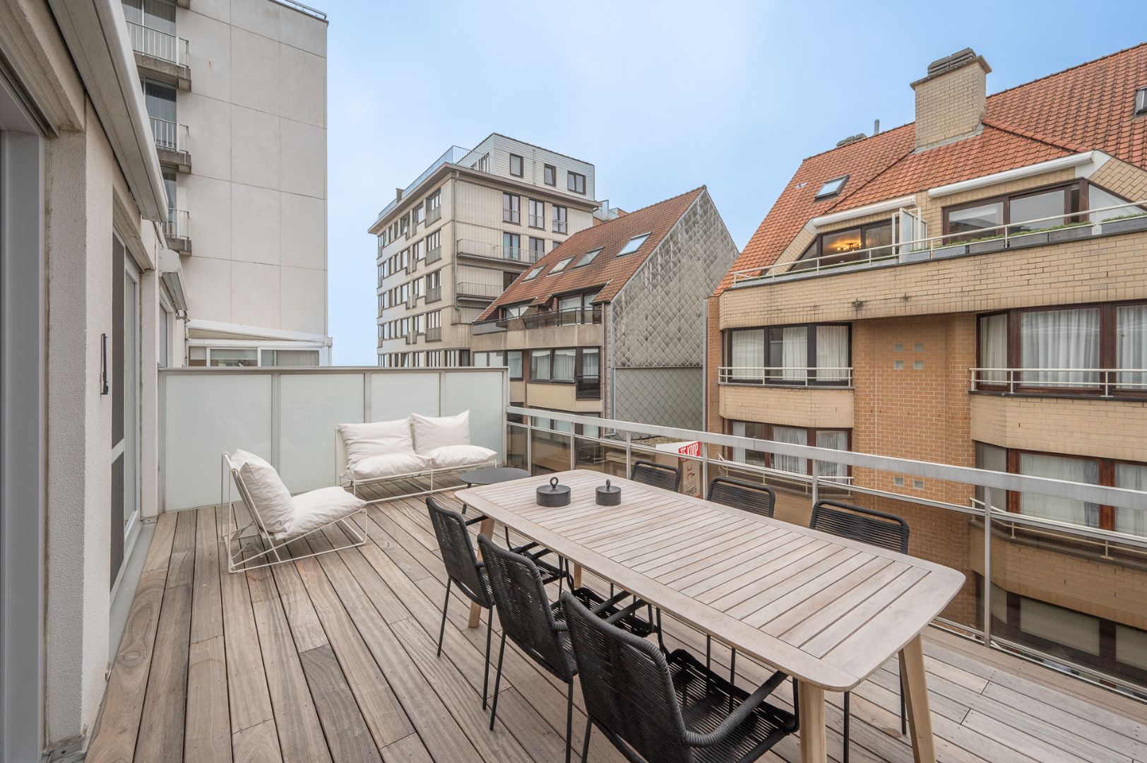 Vernieuwd appartement met zalig terras en zijdelings zeezicht foto 2