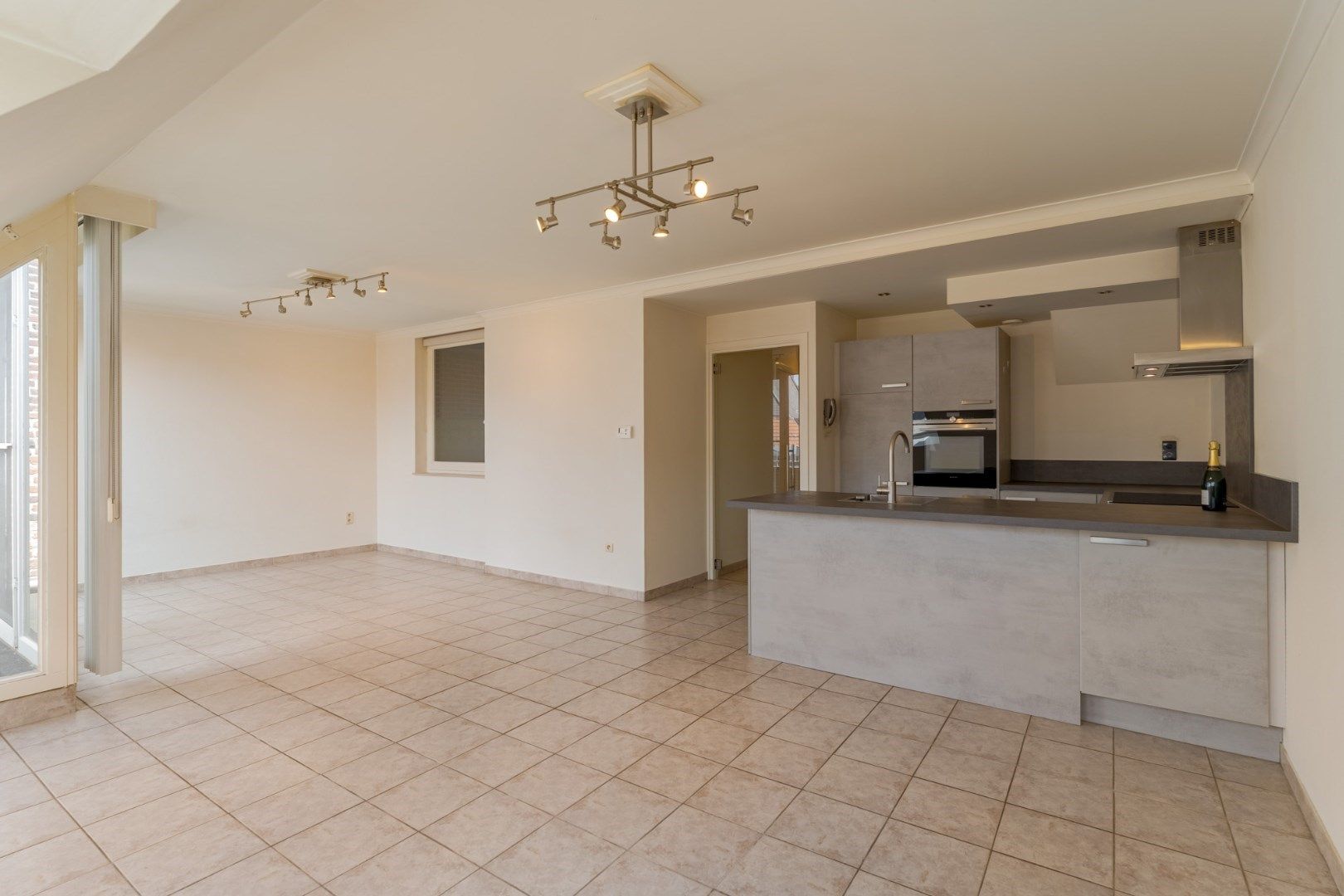 Goed verzorgd, gezellig duplex-appartement in het centrum met 2 slaapkamers, bureelruimte, terras foto 4