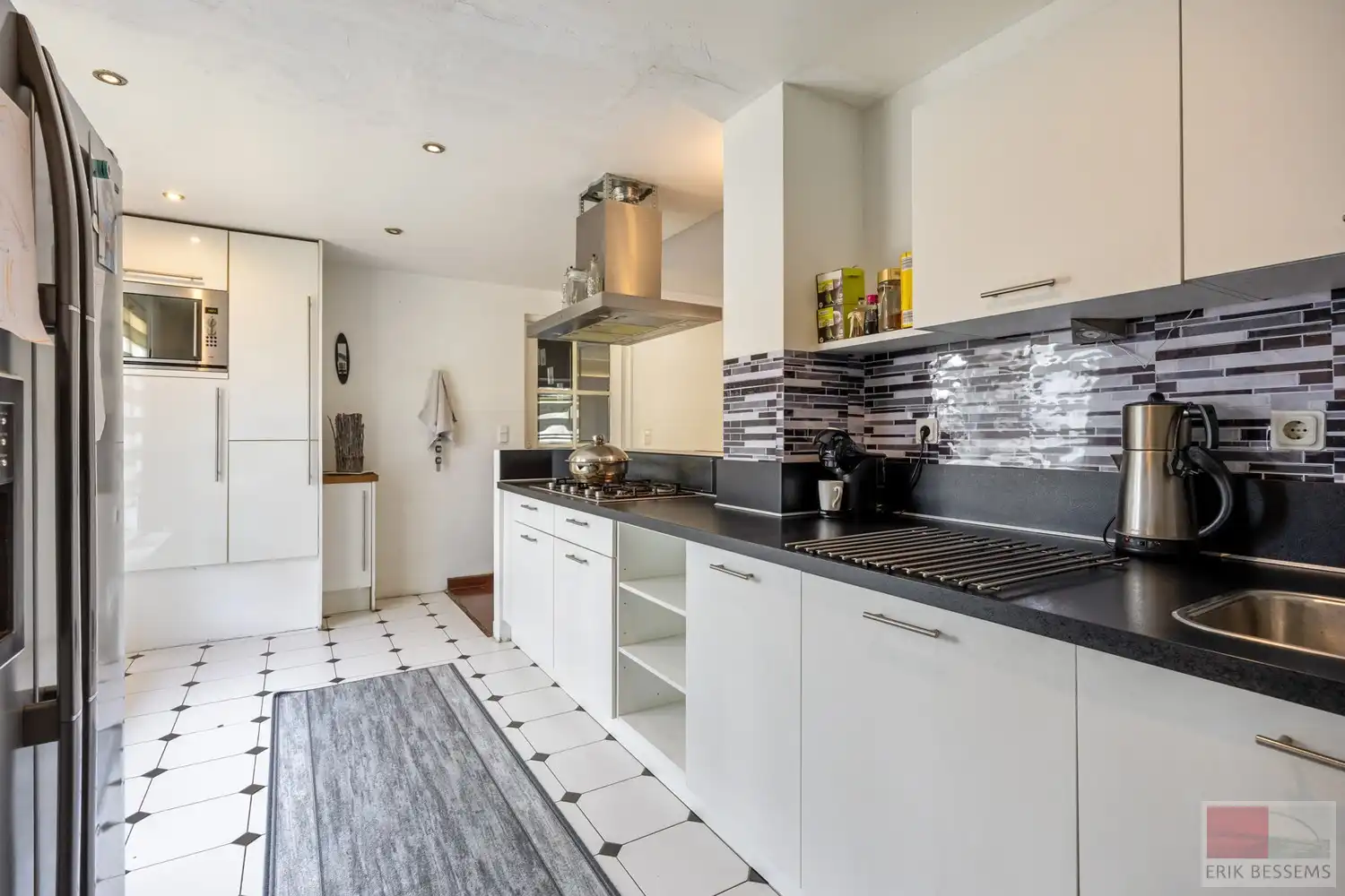 Op te frissen, vrijstaande woning met veel potentieel op royaal perceel van 1080 m², deze te moderniseren woning combineert een bewoonbare oppervlakte van 199 m² foto 9