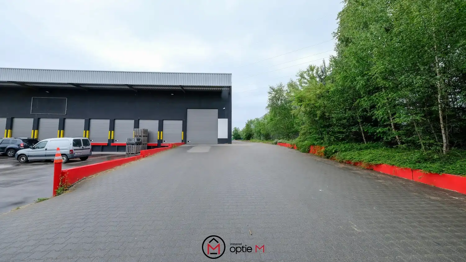 Centraal gelegen magazijn met buitenopslag - Klaverblad foto 4