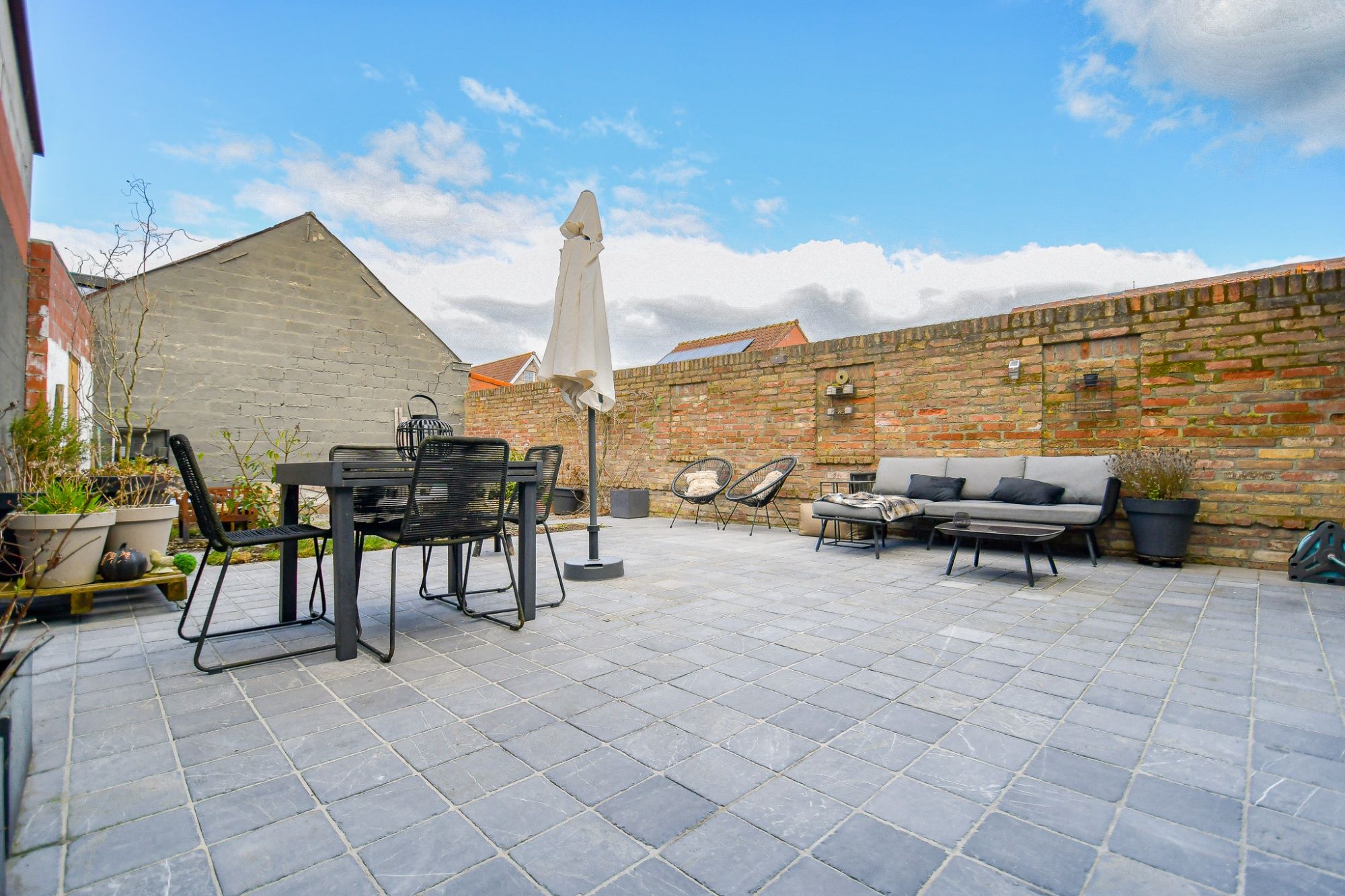 Volledig gerenoveerde woning met uitweg en tuin foto 2
