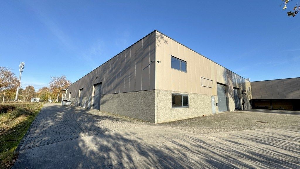 Magazijn met kantoor te huur nabij E313 in Ranst foto {{pictureIndex}}