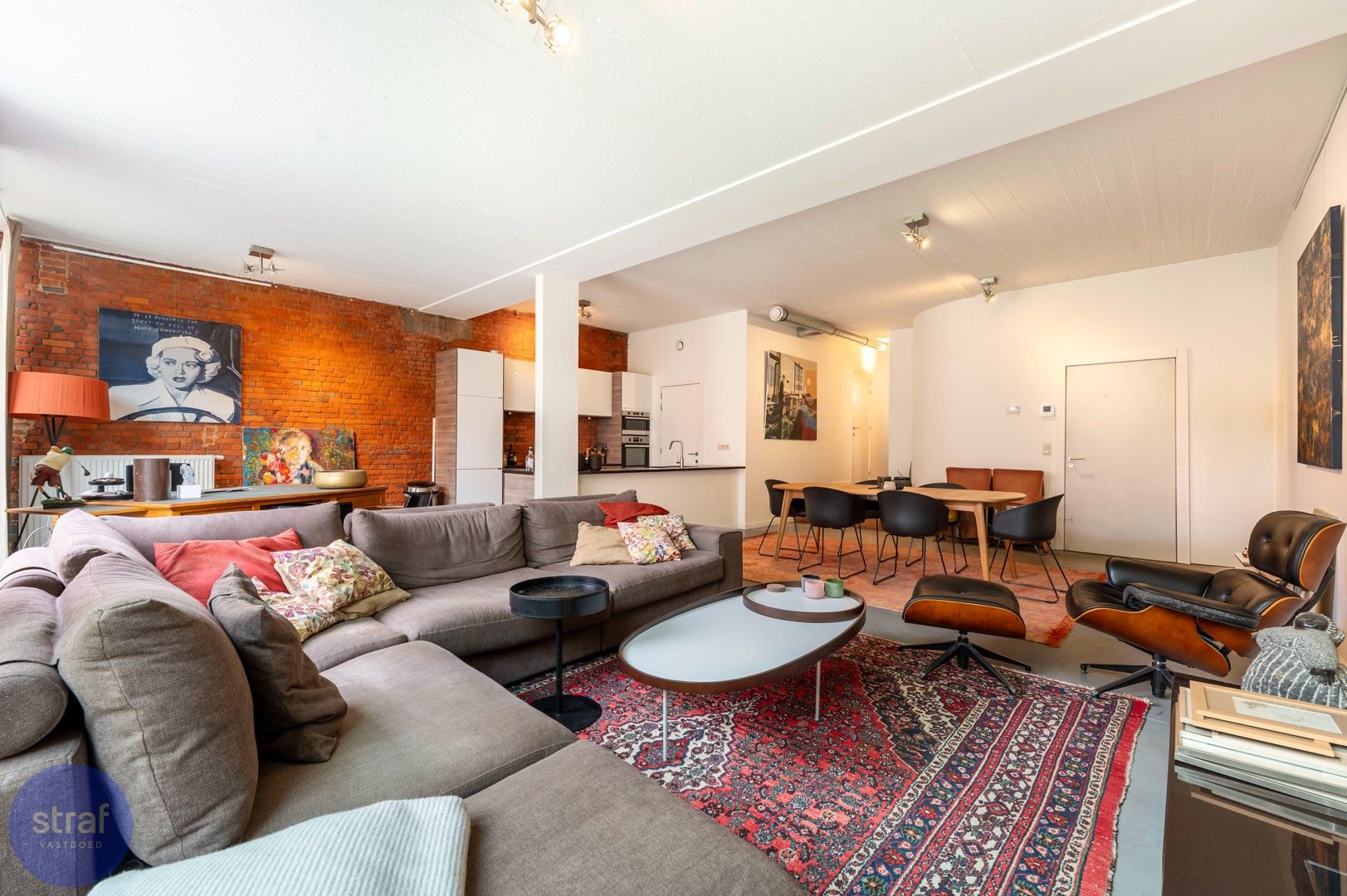 Moderne loft met open leefruimte en gezellige stadstuin in Berchem foto 6