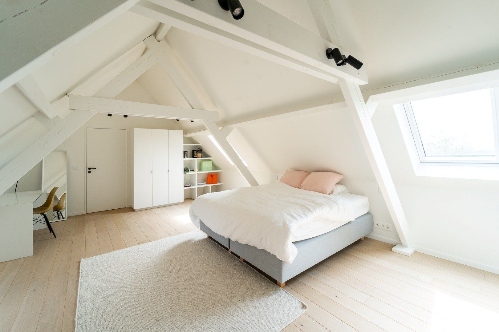 Prachtig gerenoveerde hoeve met panoramisch zicht over de polders foto 25