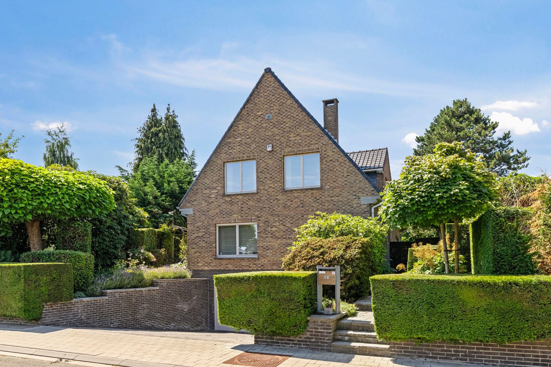 VOLLEDIG INSTAPKLARE VILLA TE KOOP IN DE GEMEENTE WEMMEL! foto {{pictureIndex}}
