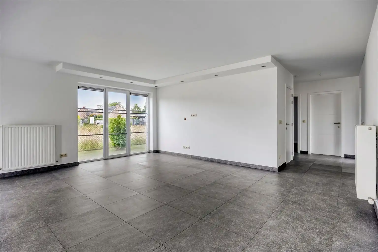 Instapklaar gelijkvloers appartement met 2 slaapkamers, ruime tuin en parkeergelegenheid op een rustige toplocatie in Opitter.  foto {{pictureIndex}}