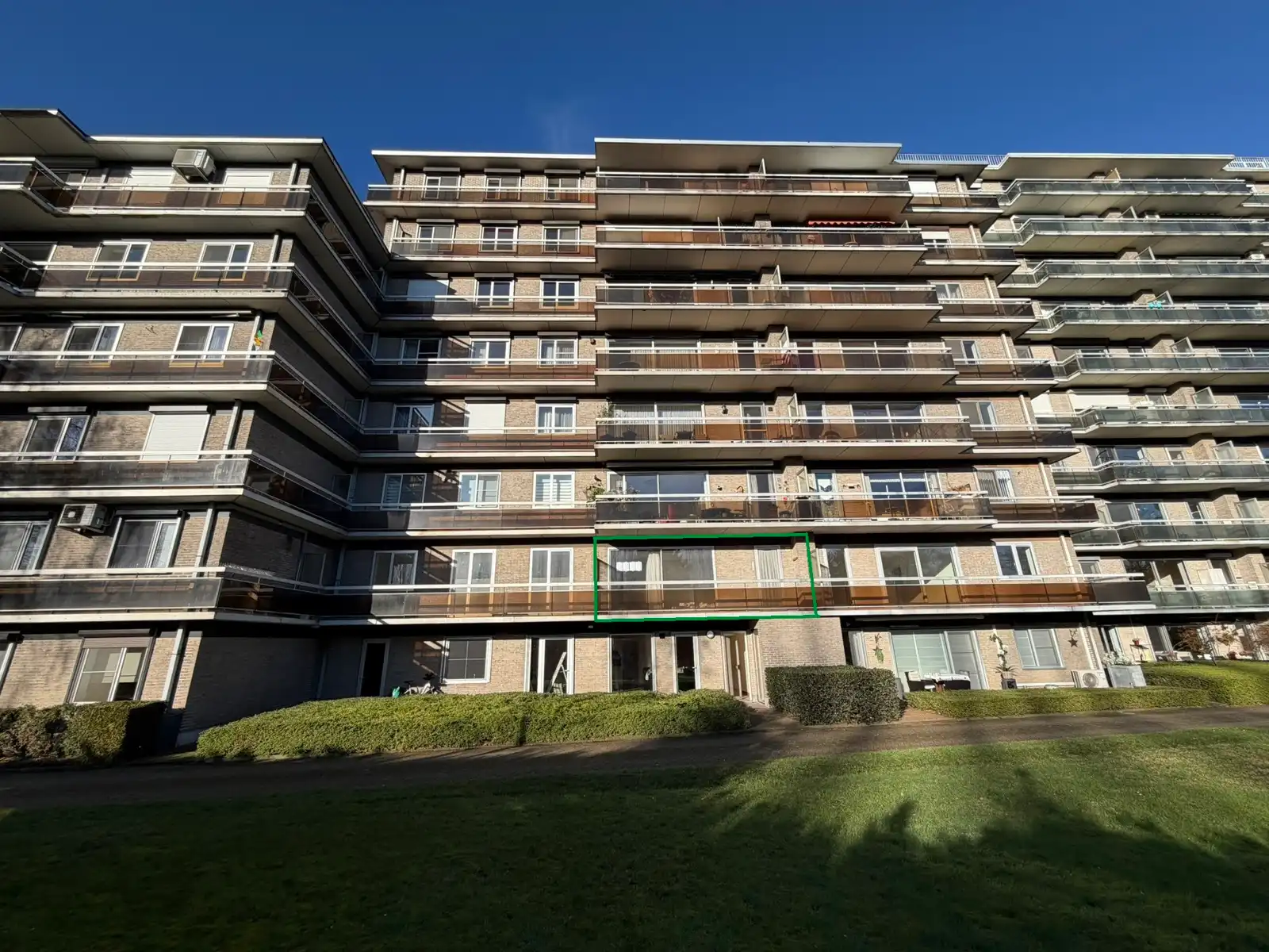 Pas gerenoveerde studio met aparte slaaphoek en ruim terras foto 4