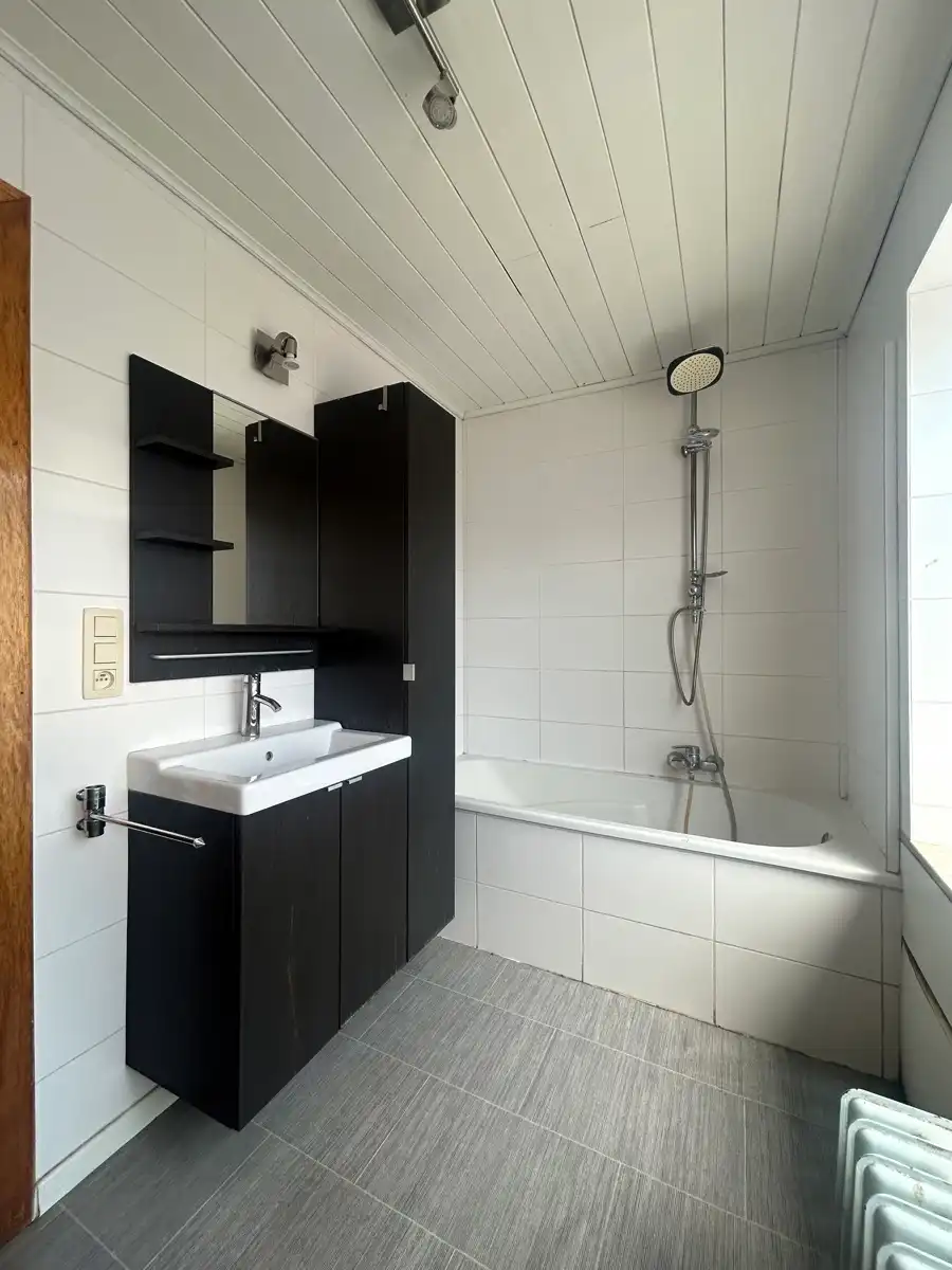 Op te frissen/ te renoveren woning nabij verbindingswegen foto 10