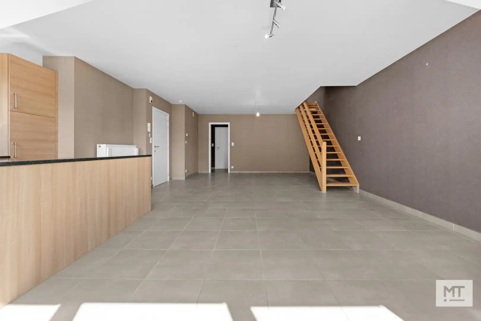 Ruim appartement (109 m²) met 2 slaapkamers en garage te koop in de dorpskern van Beselare foto 5