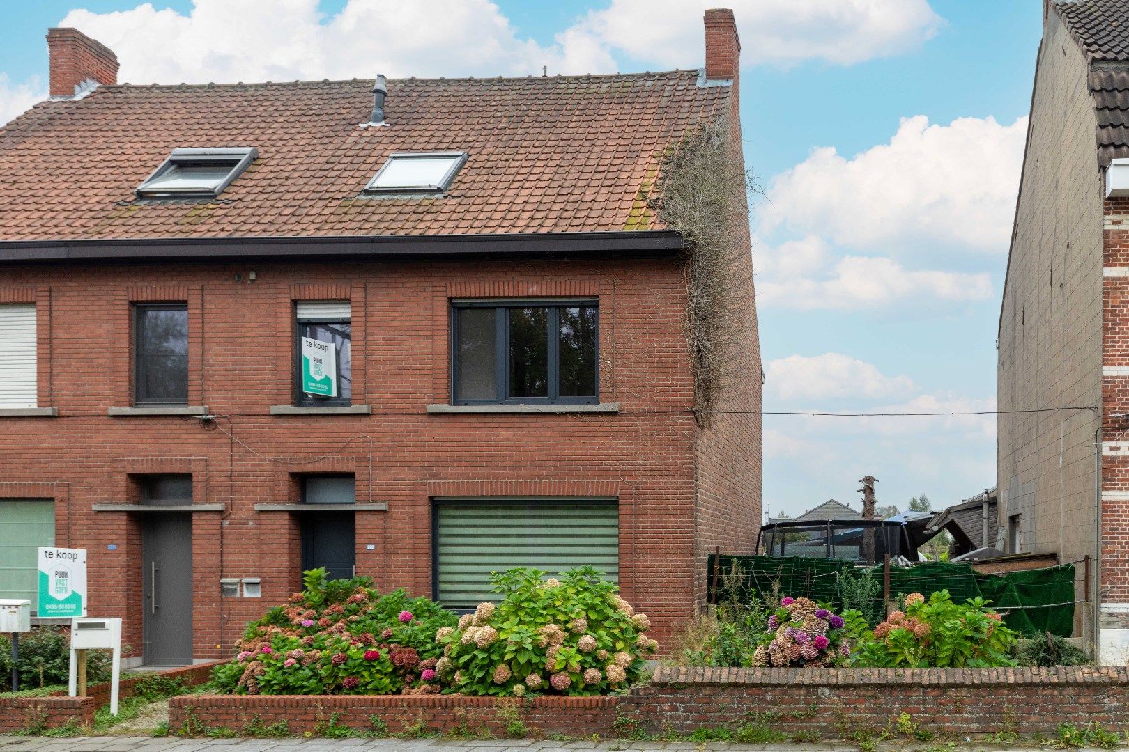 Uitgebouwde woning met 21 zonnepanelen, leuke tuin nabij het station te Sint-Michiels. foto 19