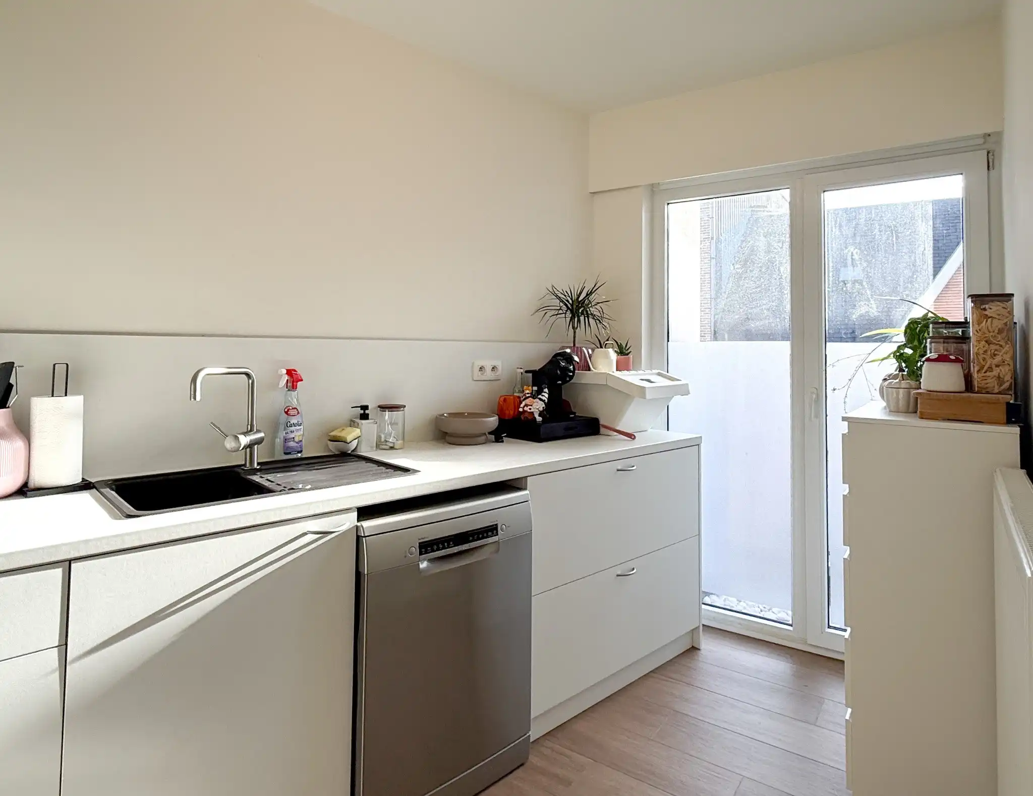Centraal gelegen appartement met twee slaapkamers, terras en autostaanplaats foto 5